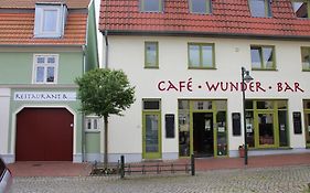 Schwalbennest am Café Wunder Bar